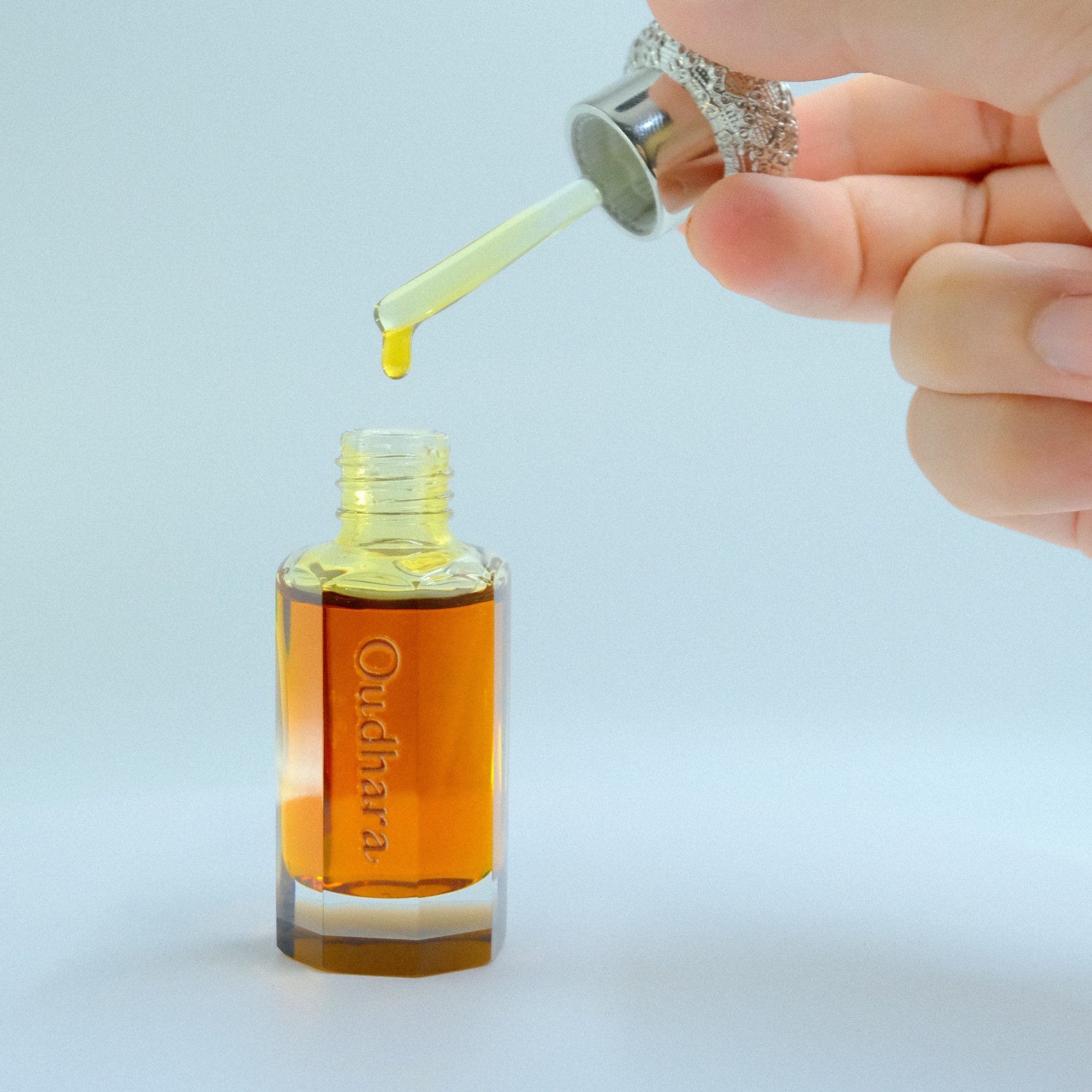 Oudhara Qamar 6ml Arabic Perfume Oil Detail
